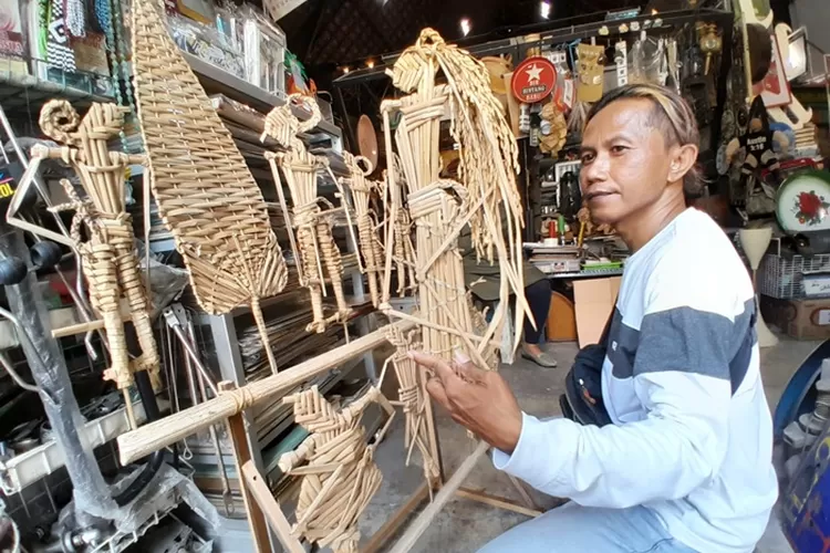 Rofiq Ahmad saat mengenalkan Wayang Suket bikinannya di Kota Lama Semarang.  (Ayosemarang.com/ Audrian Firhannusa)