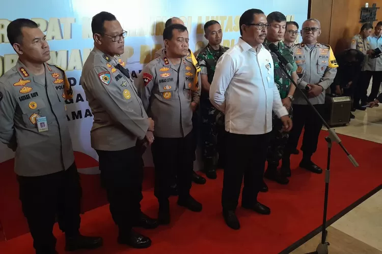 PJ Gubernur Jateng Nana Sudjana saat jumpa pers usai persiapan Mantap Brata bersama Kapolda Jateng Irjen Ahmad Luthfi.  ((Ayosemarang.com/ Audrian Firhannusa))