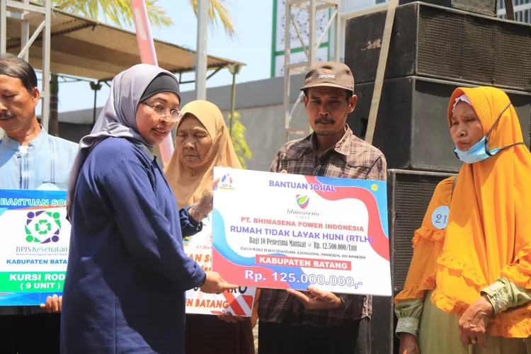 Penjabat Bupati Batang Lani Dwi Rejeki, menyerahkan secara simbolik bantuan pembangunan Rumah Tidak Layak Huni (RTLH) dari PT Bhimasena Power Indoensia kepada Jumali warga Desa Karanggeneng RT 07 RW 01, di Komplek Rusunawa KIT B (9/10). (Muslihun kontributor Batang)