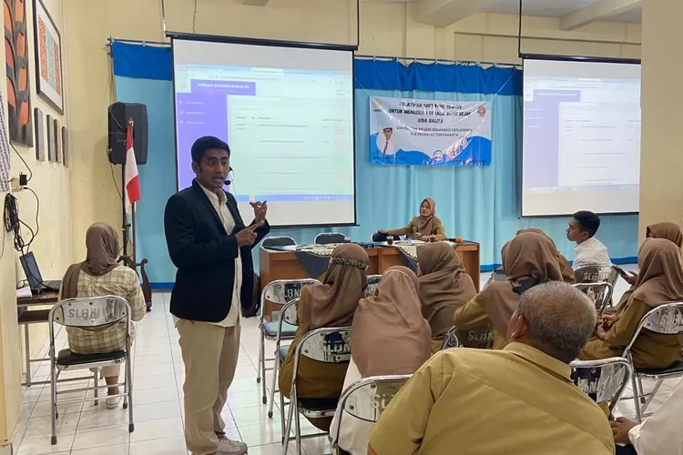 Ricko Irawan, Praktisi Autisme/ Dosen Olahraga Unnes Semarang  saat menyampaikan paparan tentang gejala dini anak autisme pada usia balita menggunakan aplikasi yang dinamakan SDA-03. SDA-03. (dok)