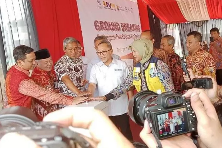 Kementrian Perdagangan (Kemendag) RI Zulkifli Hasan melakukan ground breaking Pasar Banjarsari, Kota Pekalongan, Rabu 11 Oktober 2023. (ist)