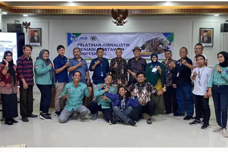 Peserta pelatihan jurnalistik foto bersama dengan Ahli Pers, Rustam Fachri Mandayun anggota Kelompok Kerja Komisi Pengaduan Masyarakat dan Penegakkan Etik Dewasa Pers dan Direktur Umum Perumda) Air Minum Sendangkamulyan Batang, Siswandi Hambali Mandayun.  (Foto: dok.)