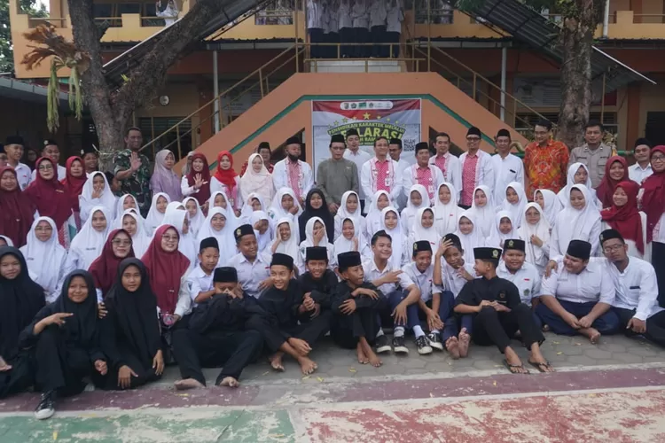 Walikota Pekalongan, HA Afzan Arslan Djunaid saat menandatangani Deklarasi Sekolah Ramah Anak (SRA) di MTS Hifal/ dok.