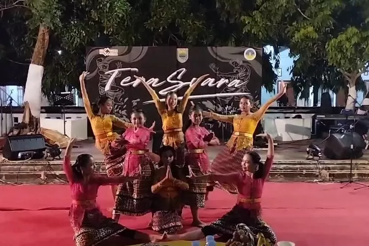 DKD Batang Gelar Pertunjukan Terasvara di Jalan Veteran Batang.  (Foto: dok)