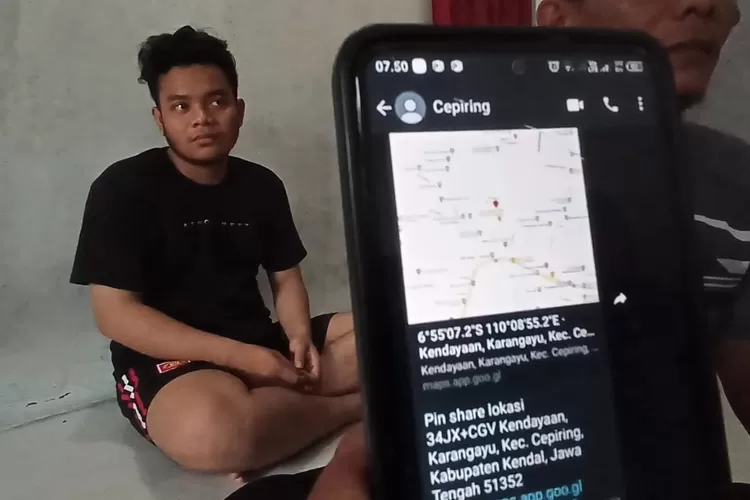 Supriyono menunjukan bukti orderan fiktif yang dialamatkan di rumahnya, padahal tidak pernah memesan barang apapun.  ((edi prayitno/contributor Kendal))