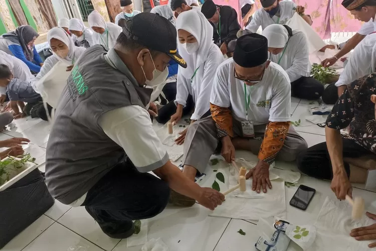 Pengurus Baznas Batang meninjau pletaihan batik Ecoprint di Puskesmas Tulis Batang, Senin 16 Oktober 2023.  (Foto: dok)