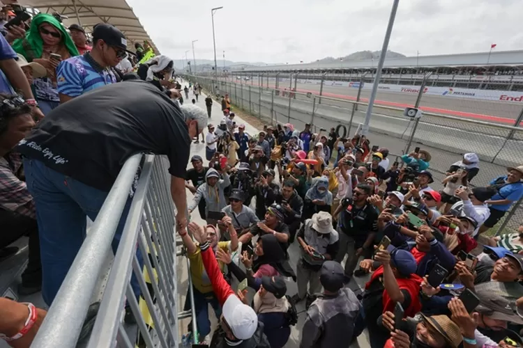 Ganjar Pranowo menyita perhatian penonton MotoGP Sirkuit Mandalika.  (Tim Ganjar)
