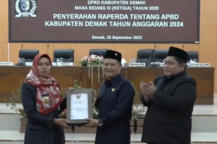 Bupati Demak Eisti'anah menyerahkan Raperda APBD Kabupaten Demak Tahun 2024 kepada Ketua DPRD Kabupaten Demak H.S Fahrudin Bisri Slamet.