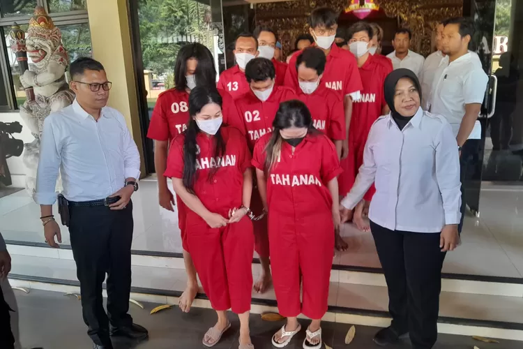 Para tersangka kasus narkoba di Semarang selama bulan September. ( (Ayosemarang.com/ Audrian Firhannusa))