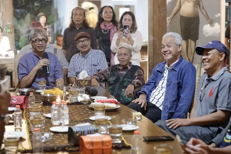 Ganjar Pranowo saat bertemu dengan para seniman di Jogja saat publik ramai membahas keputusan MK.  (Tim Ganjar)