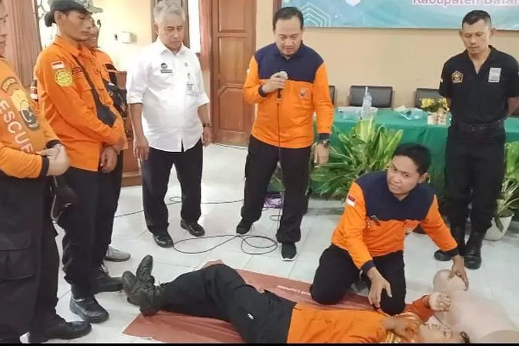 Praktik pelatihan Bantuan Hidup Dasar (BHD) terhadap korban bencana alam di Aula Gedung Pramuka Batang , Rabu 18 Oktober 2023.  (Foto: Muslihun kontributor Batang.)