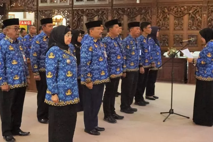 Pengukuhan pengurus Korpri Batang Periode 2023-2028 oleh Wakil Ketua IV Dewan Pengurus Korps Pegawai Republik Indonesia (DP Korpri) Provinsi Jawa Tengah Ema Rahmawati di Aula Kantor Bupati Batang, Rabu 18 Oktober 2023 (. Foto: dok)