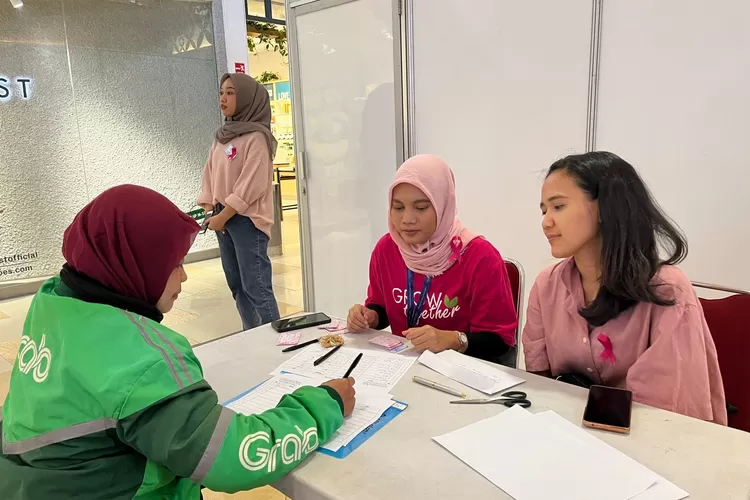 Tim kesehatan memeriksa salah satu pengunjung Mall Ciputra Semarang yang mengikuti pemeriksaan di event  Be Aware, Take Action, Kamis 19 Oktober 2023. (arri widiarto)