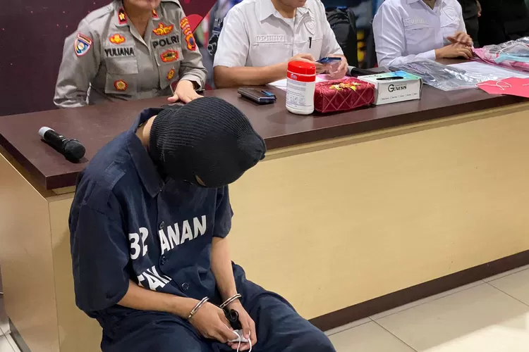 Tersangka kekerasan seksual kepada anak berusia 7 tahun yang juga keponakannya di Sawah Besar Semarang.  ((Ayosemarang.com/ Audrian Firhannusa))