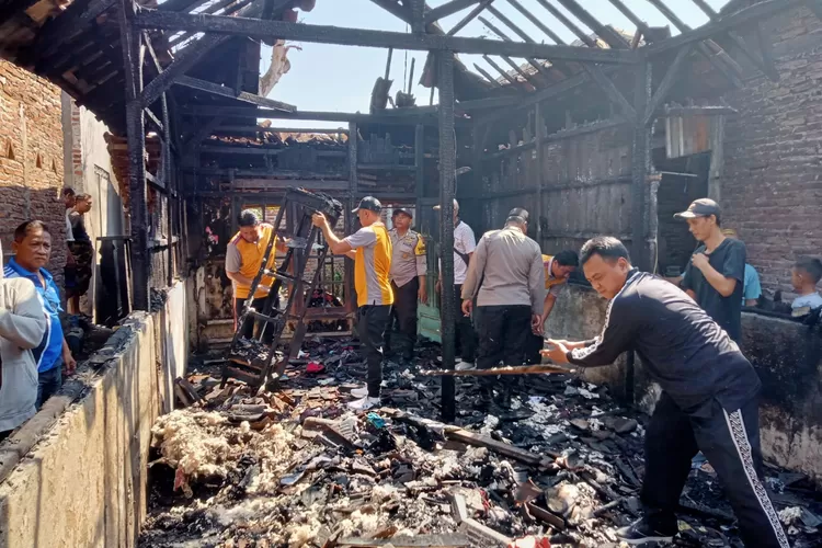 Gotong Royong Bersihkan Puing Kebakaran, Ini Pesan Kapolsek Kaliwungu (kontributor kendal/ Edi Prayitno)