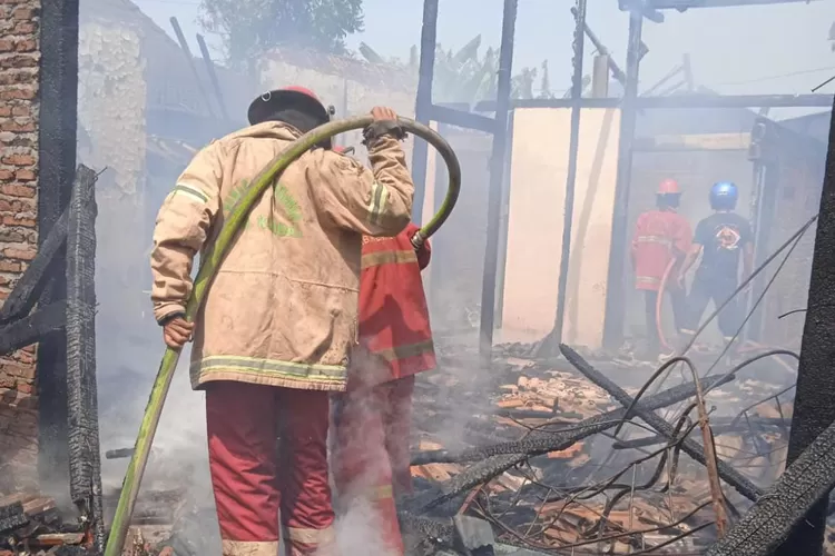 Petugas Damkar Kendal melakukan pendinginan kebakaran (Edi Prayitno/kontributor Kendal)