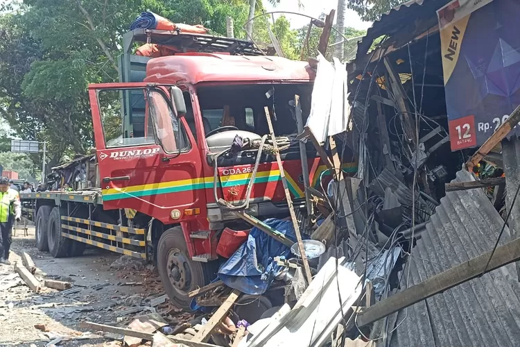 Truk trailer menabrak kios perkakas dapur di Salatiga (Polda Jateng)