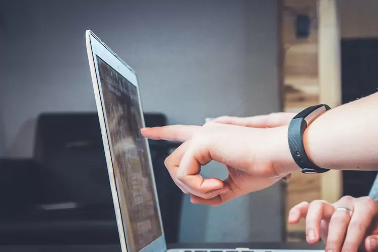 Ilustrasi. 3 universitas dengan jurusan teknik informatika terbaik di Indonesia 2023. (Unsplash.com/ John Schnobrich)