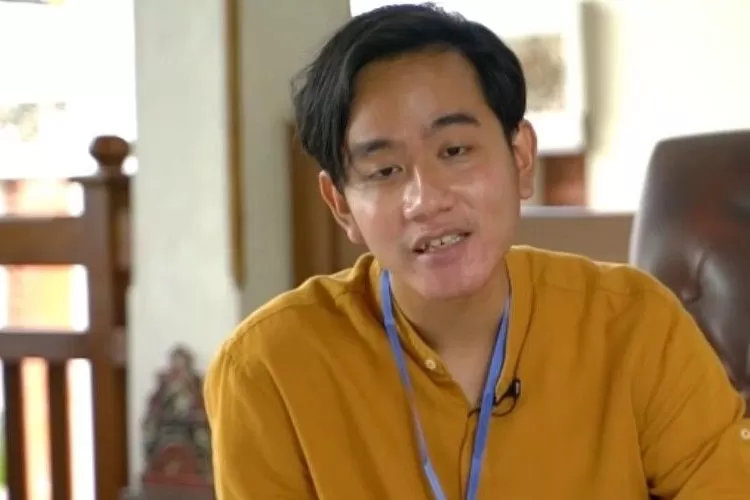 Gibran Rakabuming respon santai usai disebut netizen dalam posis bak buah simalakama. (Youtube Arnold Poernomo)