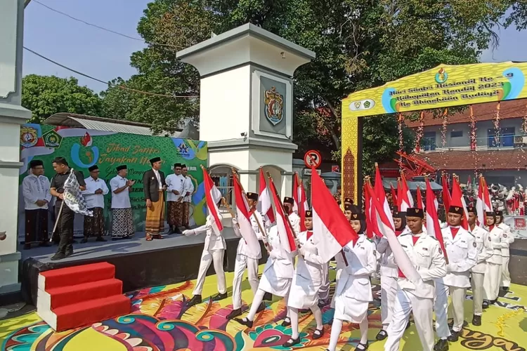 Bupati Kendal melepas karnaval Hari Santri di Alun-alun Kendal Minggu 22 Oktober 2023. (Foto: Edi Prayitno kontributor Kendal)