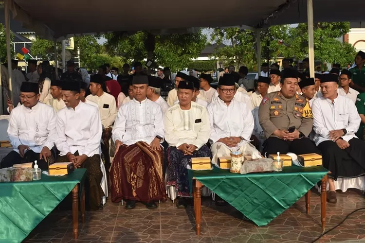 Ketua DPRD Kabupaten Demak, H.S Fahrudin Bisri Slamet saat hadir dalam apel peringatan Hari Santri Nasional 2023 di Alun - Alun Demak. 