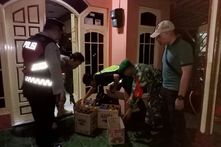 Operasi gabungan Pemkot Pekalongan Sita Puluhan Miras.  (Foto: dok)