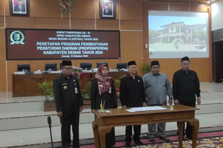 Ketua DPRD Kabupaten Demak, H.S Fahrudin Bisri Slamet saat menandatangani nota kesepakatan persetujuan 16 Propemperda Kabupaten Demak 2024.  (Zaidi)