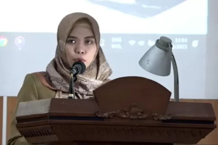 Bupati Demak Eisti'anah  menanggapi pandangan umum fraksi-fraksi DPRD Demak terhadap Raperda APBD 2024 (zaidi)