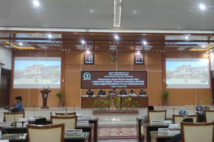 Suasana Rapat Paripurna ke 32 fraksi-fraksi DPRD Demak Soroti Raperda APBD Demak tahun 2024. (zaidi)