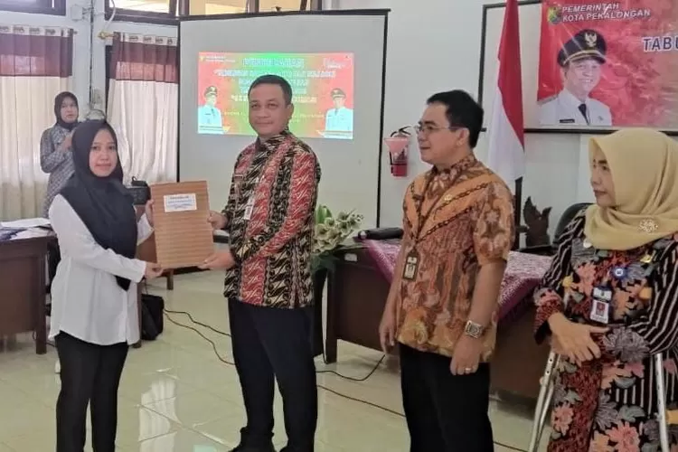 Walikota Pekalongan, HA Afzan Arslan Djunaid menyerahkan Nomor Induk (NI) Pegawai Pemerintah dengan Perjanjian Kerja (PPPK) Kota Pekalongan Formasi Teknis Tahun 2022.  (Foto: dok.)