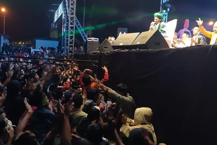 Mohammad Ali Shodiqin atau akrab disapa Gus Ali Gondrong dalam pengajian dan &ldquo;Sholawat Kebangsaan&rdquo;