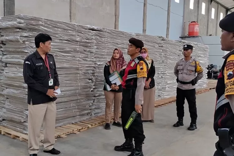 Kasubag Keuangan Umum dan Logistik KPU Batang Kharis Nurhasim bersama anggota Polres Batang memeriksa kesiapan kotak dan bilik suara, di gudang KPU Batang, Kabupaten Batang, Rabu 25 Oktober 2023. (dok)