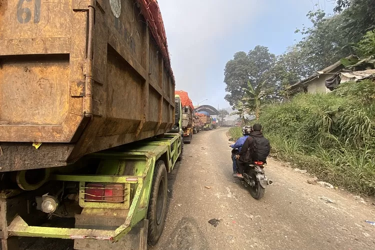 Imbas Kebakaran TPA Sarimukti, Angkutan Sampah Bandung Raya Tertahan ...