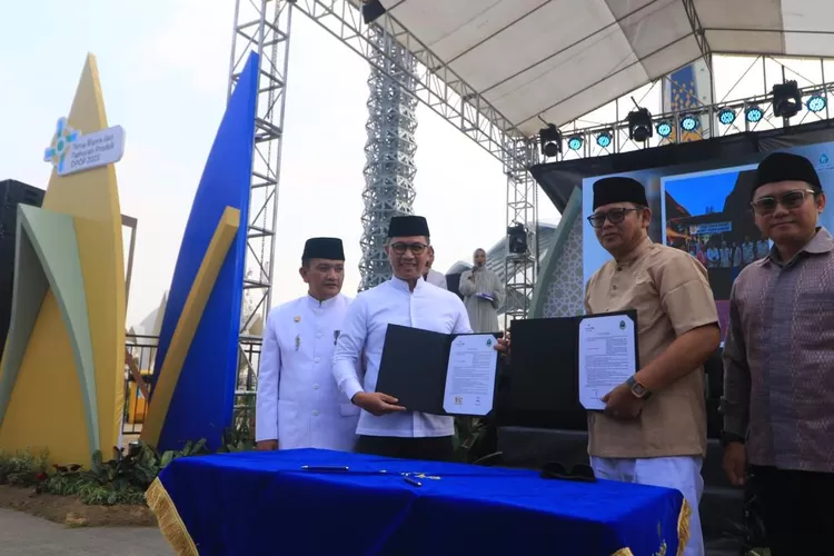 Direktur Utama bjb syariah Adang A. Kunandar usai menandatangani kerjasama dengan Kepala Dinas Koperasi dan Usaha Kecil (Diskuk) Jabar Kusmana Hartadji di Mumtaz Festival dan Temu Bisnis OPOP di Masjid Al Jabbar 18 Agustus 2023