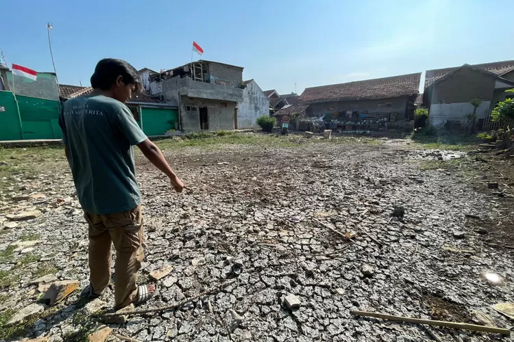 Kemarau panjang yang terjadi dalam beberapa bulan terkahir, membuat kekeringan melanda di Kecamatan Rancaekek, Kabupaten Bandung. Iluatrasi apa itu El Nino. (Ayobandung.com/Mildan Abdalloh)
