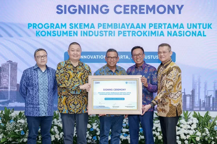 Dalam rangka ekspansi bisnis dan memperkuat sinergi pelaku usaha, PT Bank Rakyat Indonesia (Persero) Tbk atau BRI bekerja sama dengan PT Chandra Asri Petrochemical Tbk (Chandra Asri) melalui penandatanganan Nota Kesepahaman (Memorandum of Understanding/MoU) untuk fasilitas pembiayaan bagi pelanggan  (ist)