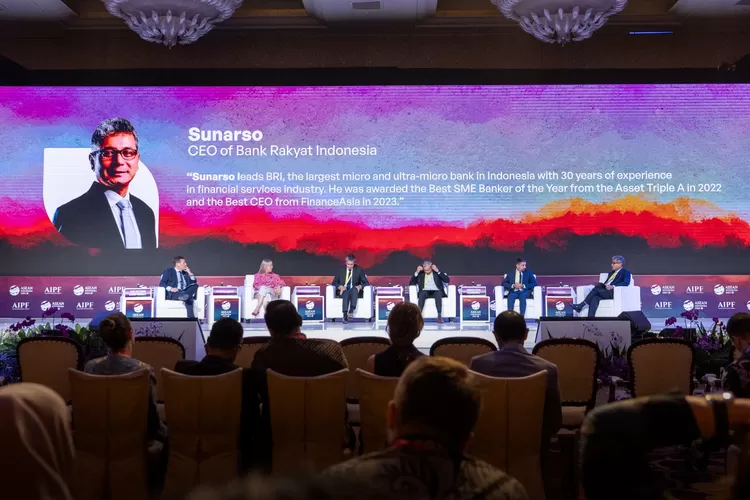 Direktur Utama BRI Sunarso menjadi pembicara pada plenary session &ldquo;Quick Glance on the Three AIPF Subthemes di AIPF 2023, Selasa, 5 September 2023. (dok. BRI)