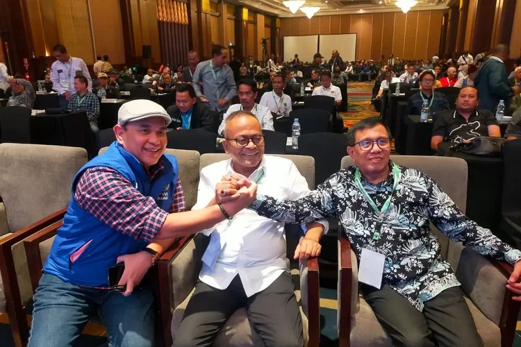 Zulmansyah Sekedang (kiri), Atal S Depari, dan Hendry Ch Bangun saat Kongres PWI di Bandung.