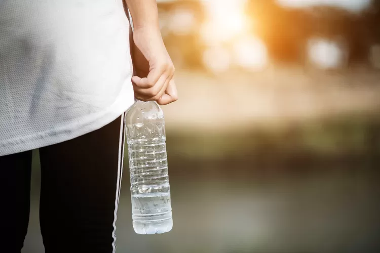 Ada Di Air Minum Kemasan, Bahaya Mikroplastik Bagi Lingkungan Dan ...