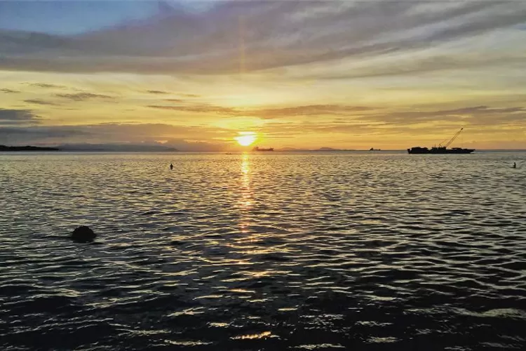 Punya Tembok Berlin Sepanjang 1 KM, Intip Indahnya Pantai Dofior Papua yang Menjadi Tempat Melihat Lumba Lumba - Teras info