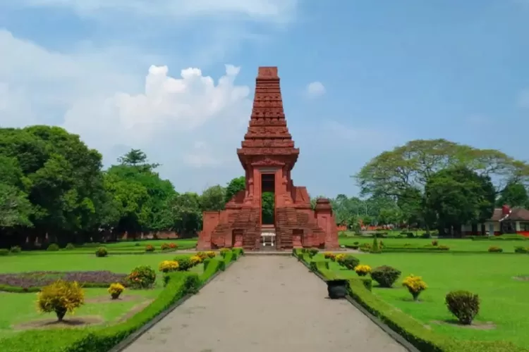 Ada Juga yang Menyebutnya Candi, Membuka Masa Lalu di Gapura Bajang Ratu Milik Mojokerto Jawa Timur - Teras info - Halaman 2