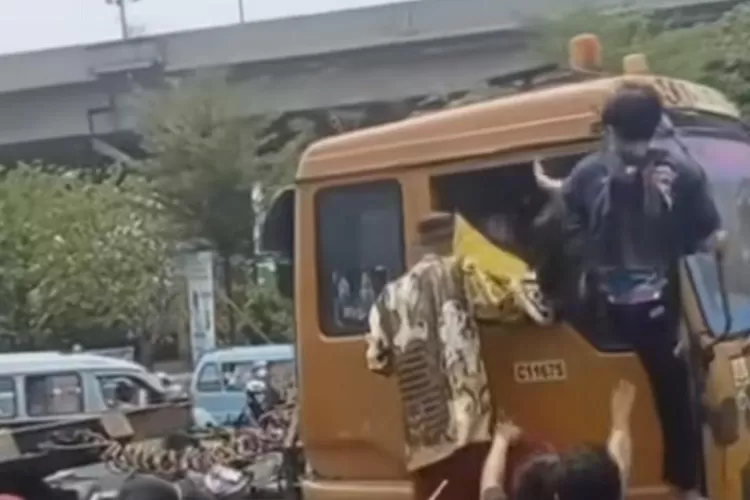 Pengantar Jenazah Pukuli Sopir Truck (Catatanfakta.com)
