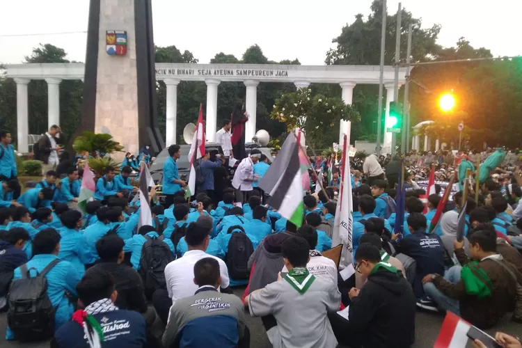 Ratusan aliansi mahasiswa dan masyarakat Bogor peduli Palestina menggelar aksi peduli Palestina  (catatanfakta.com)