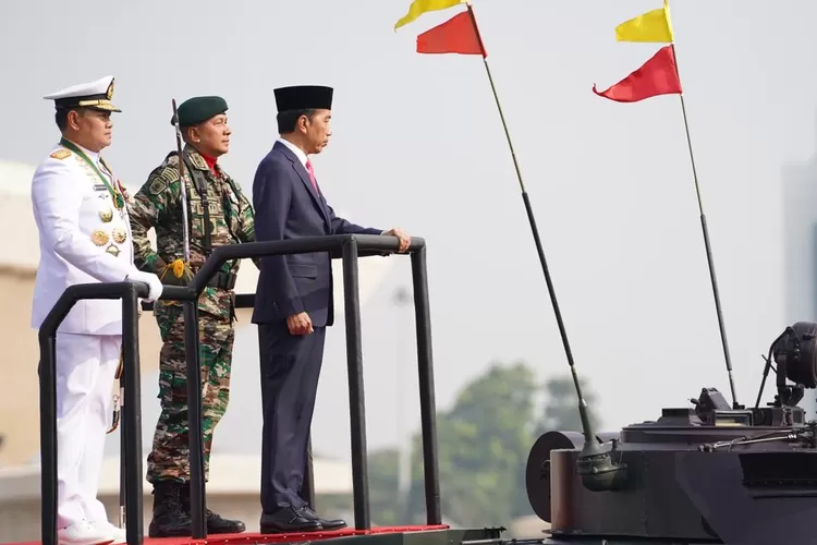 Presiden Jokowi, Maaruf Amin dan Sejumlah Pejabat Hadiri Upacara HUT TNI ke-78 di Monas Hari ini. (Riza/Kilat.com)