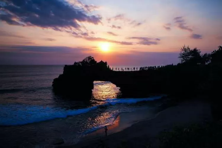 Pura Batu Bolong di Tanah Lot, Bali. (Doknet/ist)