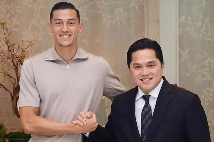 Jay Idzes, calon pemain naturalisasi timnas Indonesia berjabat tangan dengan Erick Thohir.  (Instagram @erickthohir)