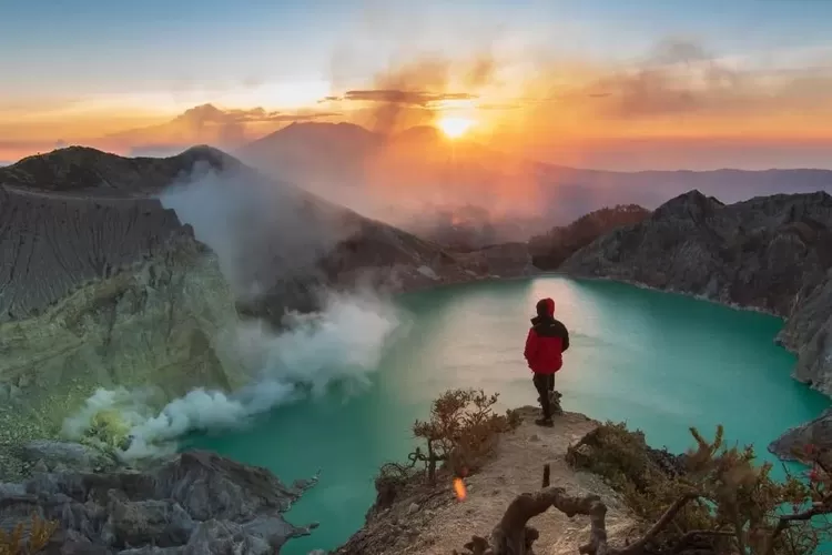 Sempat Padam, Blue Fire Kawah Ijen Sudah Menyala Lagi, Berikut Tips ...