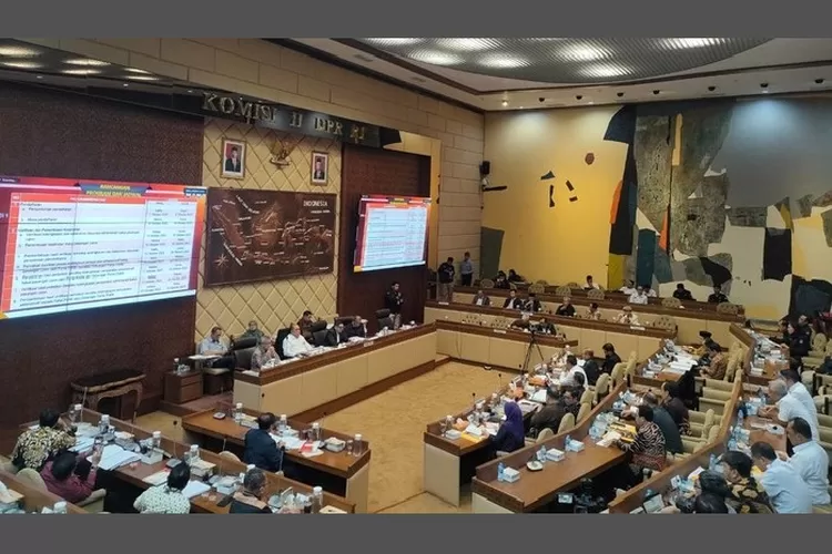 Komisi II DPR, Pemerintah, dan lembaga penyelenggara pemilu menyepakati jadwal pendaftaran Capres-cawapres maju menjadi 19-25 Oktober 2023.  (Foto/Dok/Menit24)
