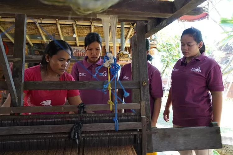 Peningkatan kapasitas dari OJK Regional 8 Bali dan Nusa Tenggara untuk UMKM kaum difabel di Desa Bengkala bertujuan untuk meningkatkan kesejahteraan masyarakat di wilayah perdesaan. (OJK Regional 8 Bali dan Nusa Tenggara)