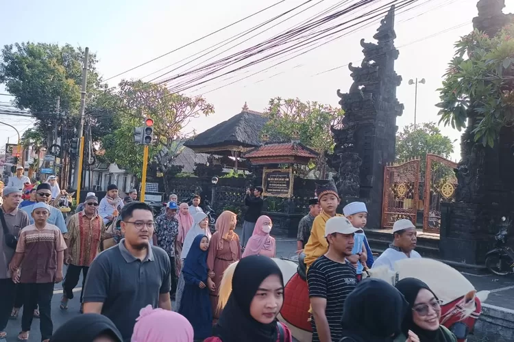 Masyarakat Indonesia Memperingati Maulid Nabi (Bali Populer)